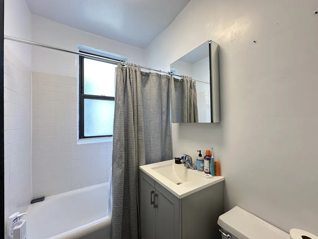 1911 W Larchmont Ave, , 60613, USA 60613-unit#1B-Chicago-IL