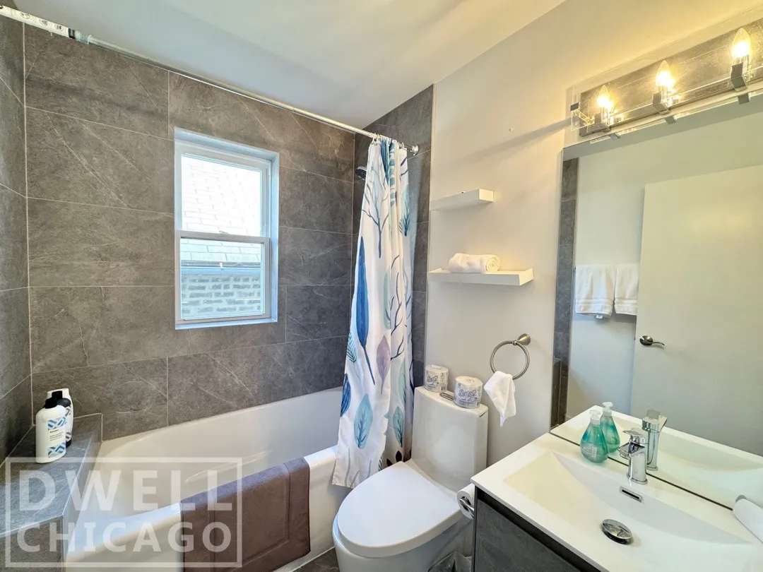 2550 W Thomas St, , 60622, USA 60622-Chicago-IL