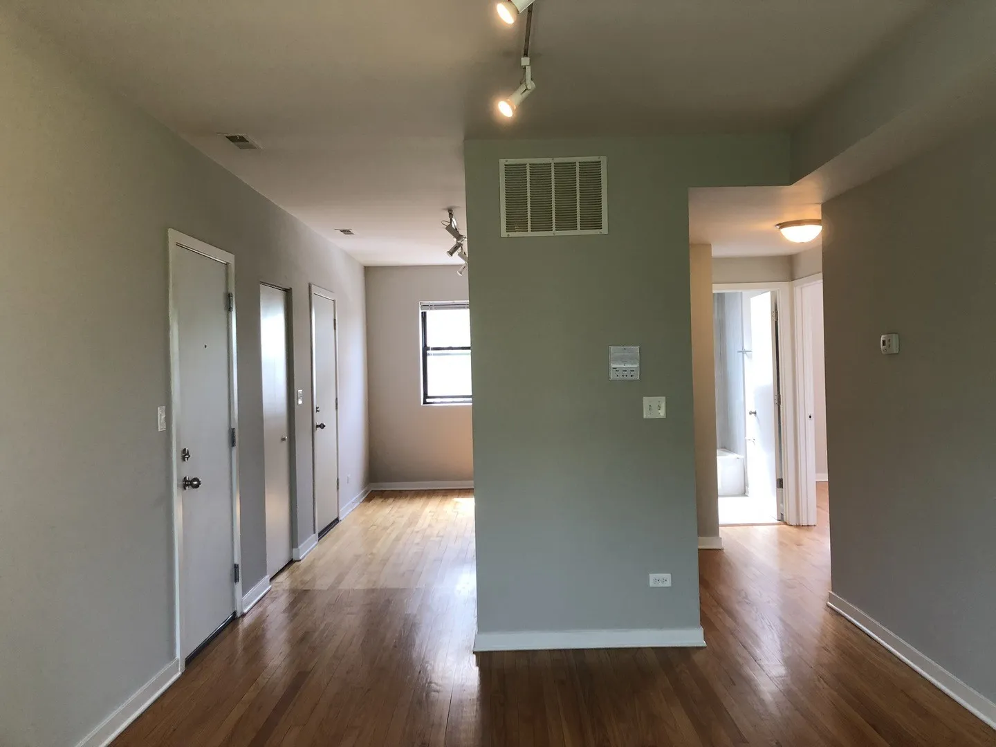6704 N Artesian Ave, , 60645, USA 60645-unit#2N-Chicago-IL