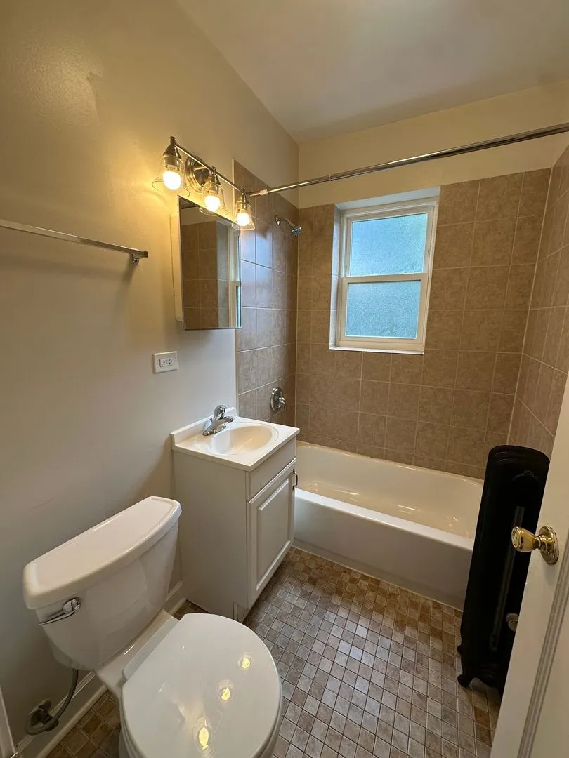 1373 W Greenleaf Ave, , 60626, USA 60626-unit#1S-Chicago-IL