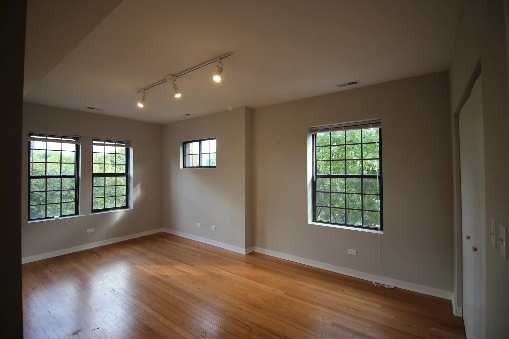 3102 W Sunnyside Ave, ,  60625, USA 60625-unit#3-Chicago-IL