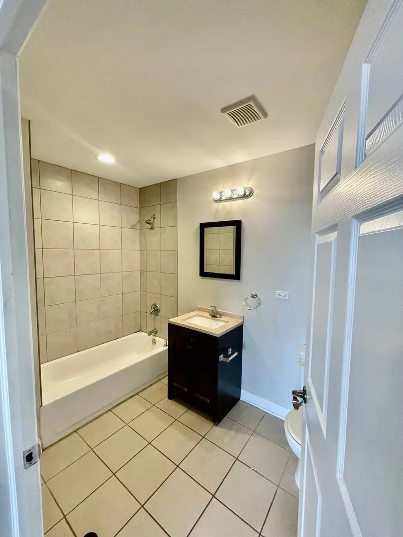 6411 N Rockwell St, ,  60645, USA 60645-unit#515-Chicago-IL