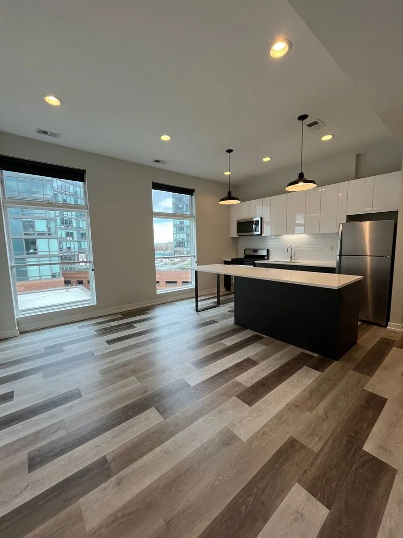 713 N Milwaukee Ave, ,  60642, USA 60642-unit#403-Chicago-IL