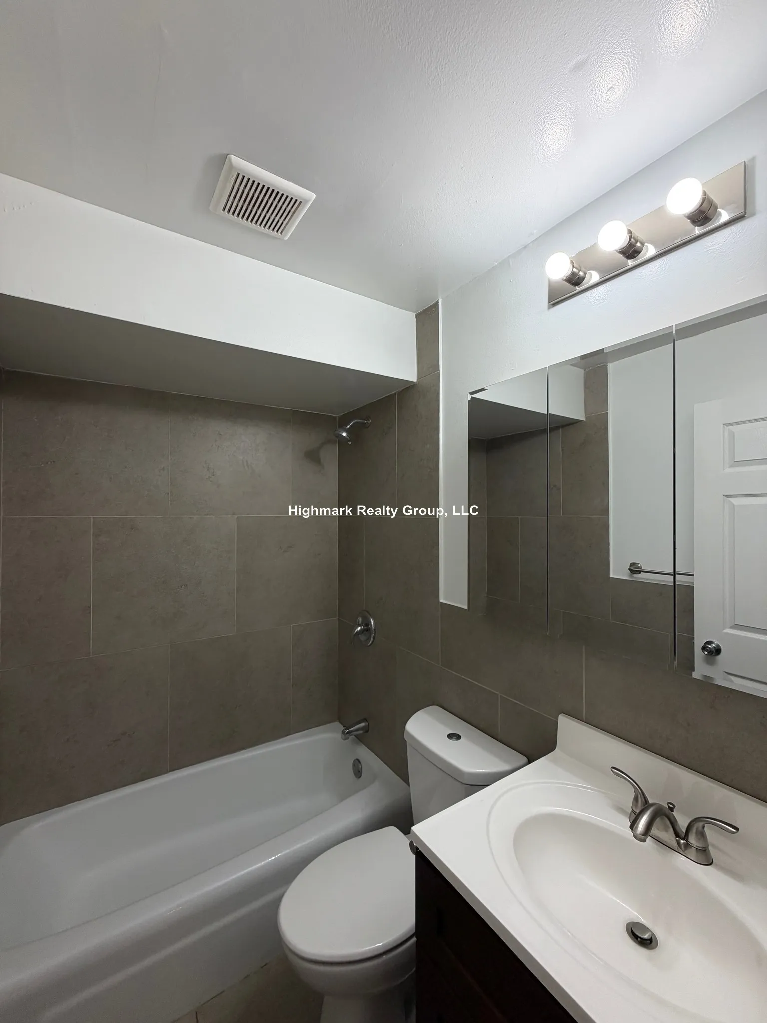 3710 N Pine Grove Ave, ,  60613, USA 60613-unit#216A-Chicago-IL