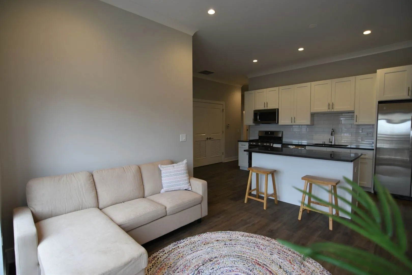927 W Irving Park Rd, ,  60613, USA 60613-unit#305-Chicago-IL