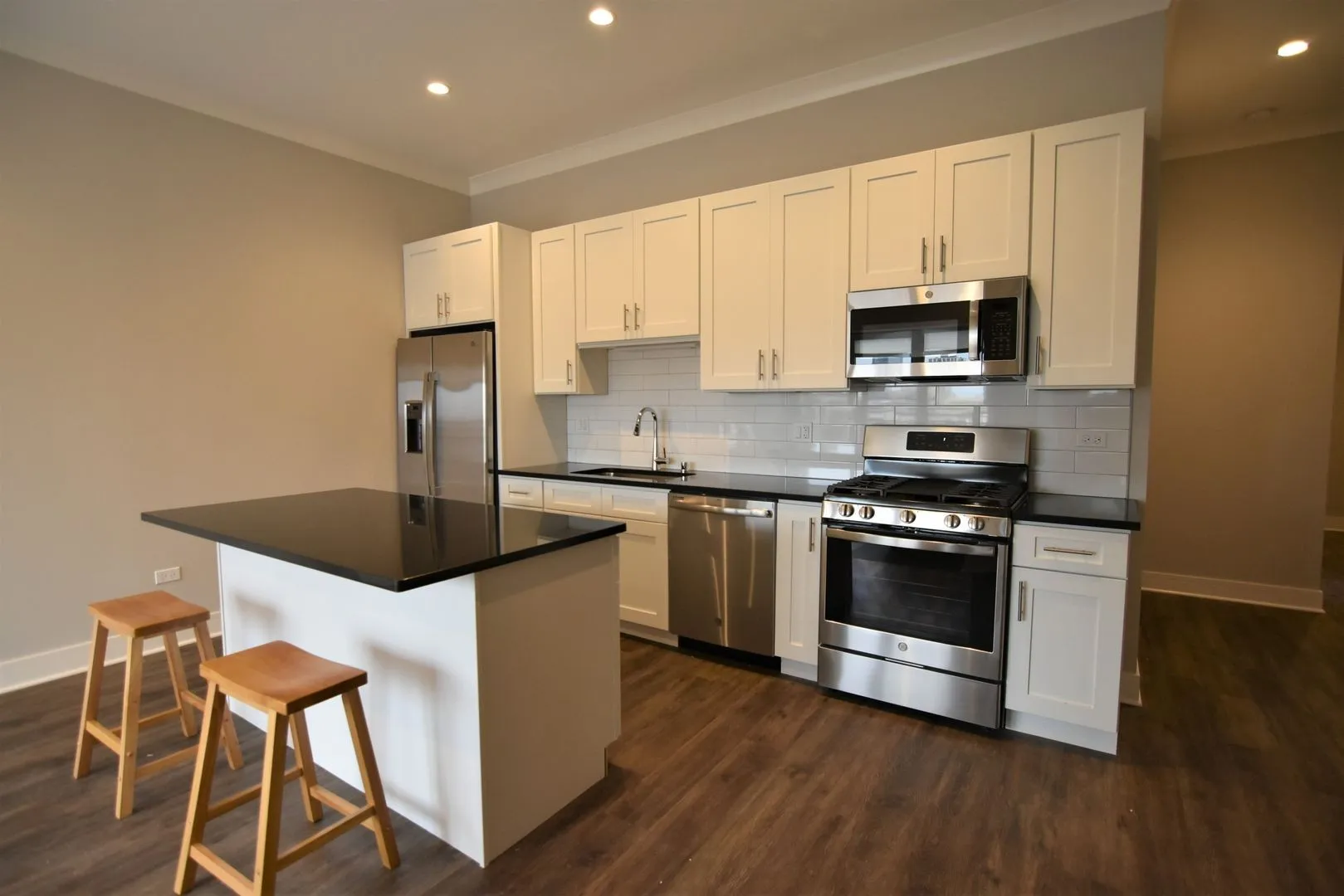 927 W Irving Park Rd, , 60613, USA 60613-unit#927-201-Chicago-IL