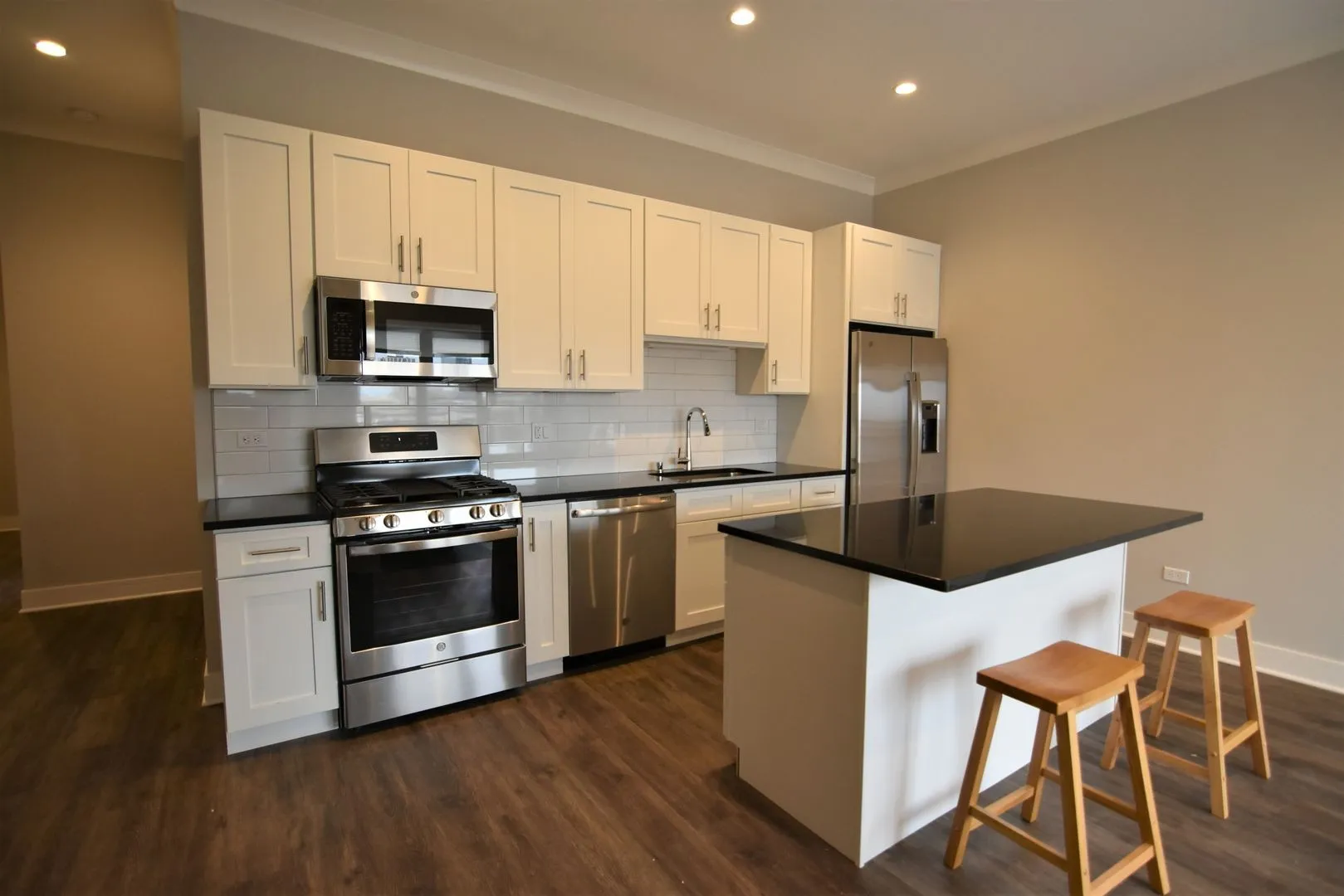 927 W Irving Park Rd, ,  60613, USA 60613-unit#305-Chicago-IL