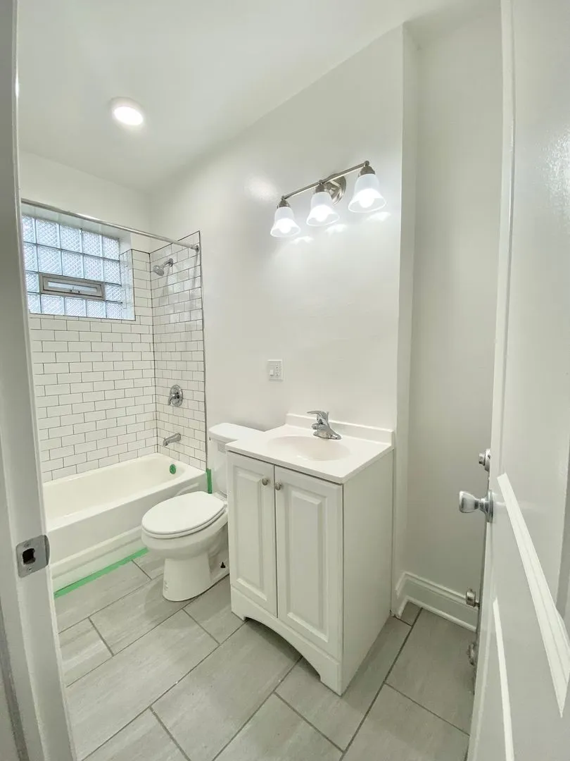 4031 N Kenmore Ave, ,  60613, USA 60613-unit#.215-Chicago-IL