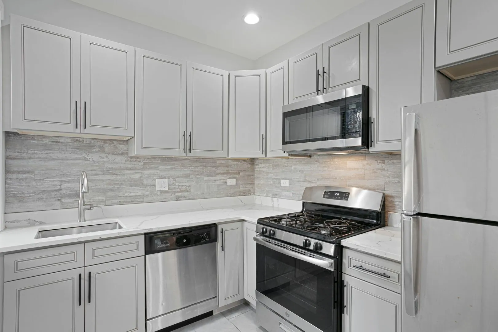 6105 N Winthrop Ave, , 60660, USA 60660-unit#3RD FLOOR-Chicago-IL