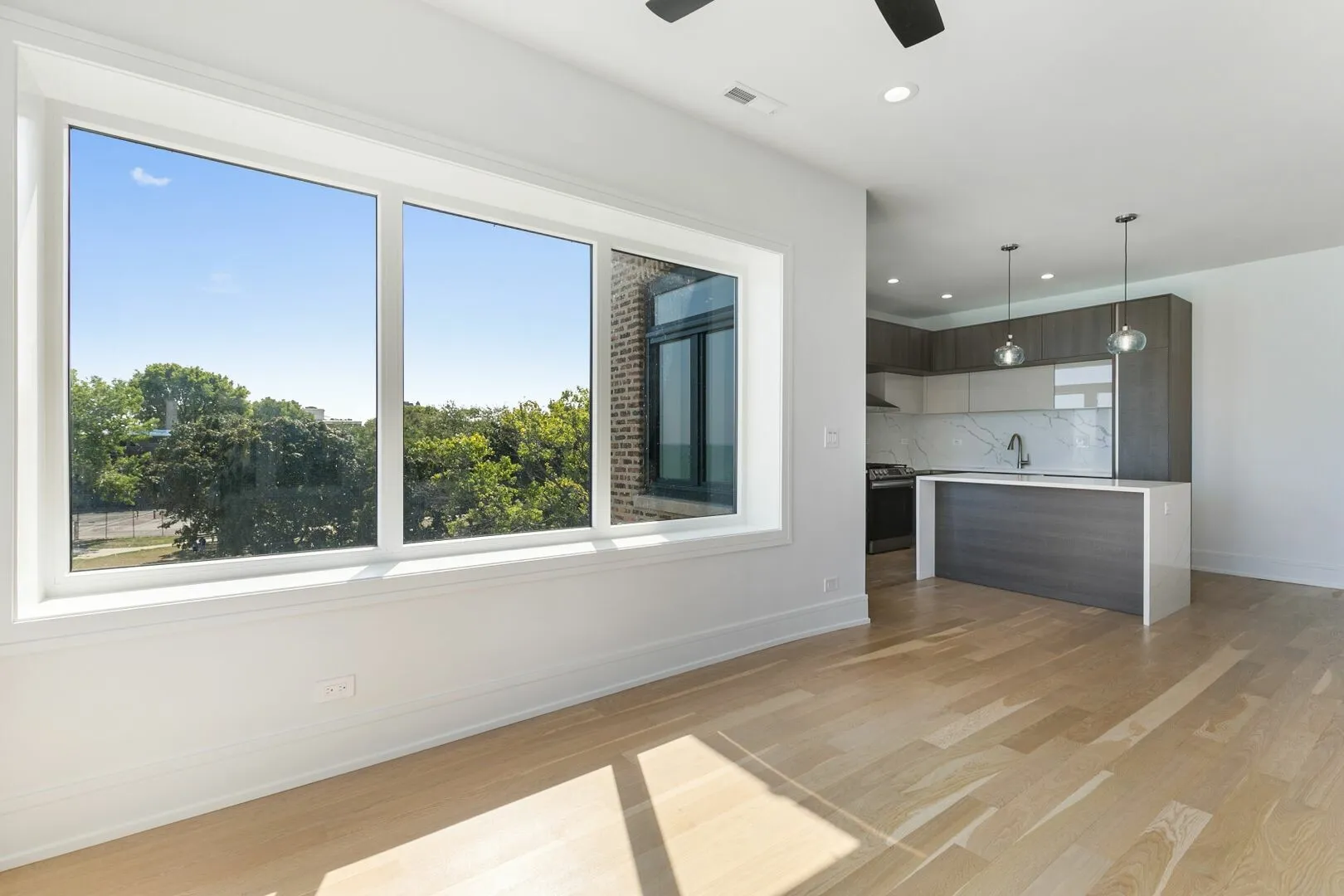 7729 N Eastlake Terrace, , 60626, USA 60626-unit#2E-Chicago-IL