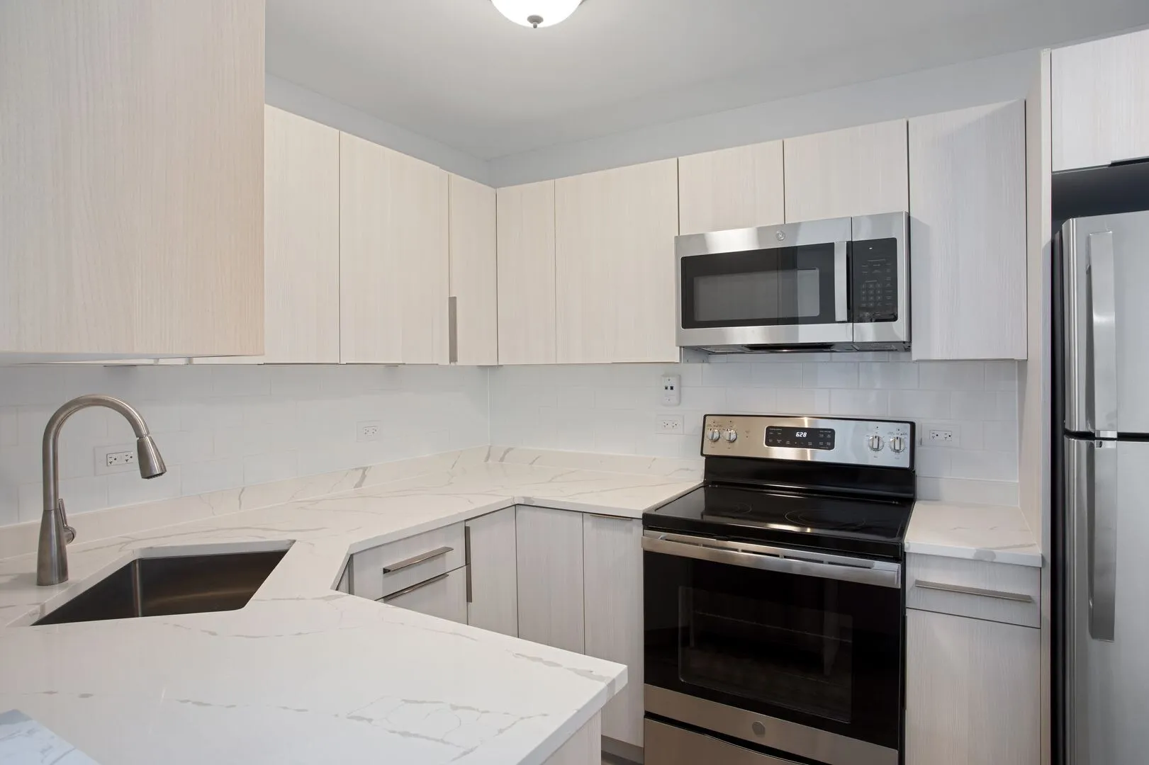 6826 N Ridge Blvd, , 60645, USA 60645-unit#406-Chicago-IL