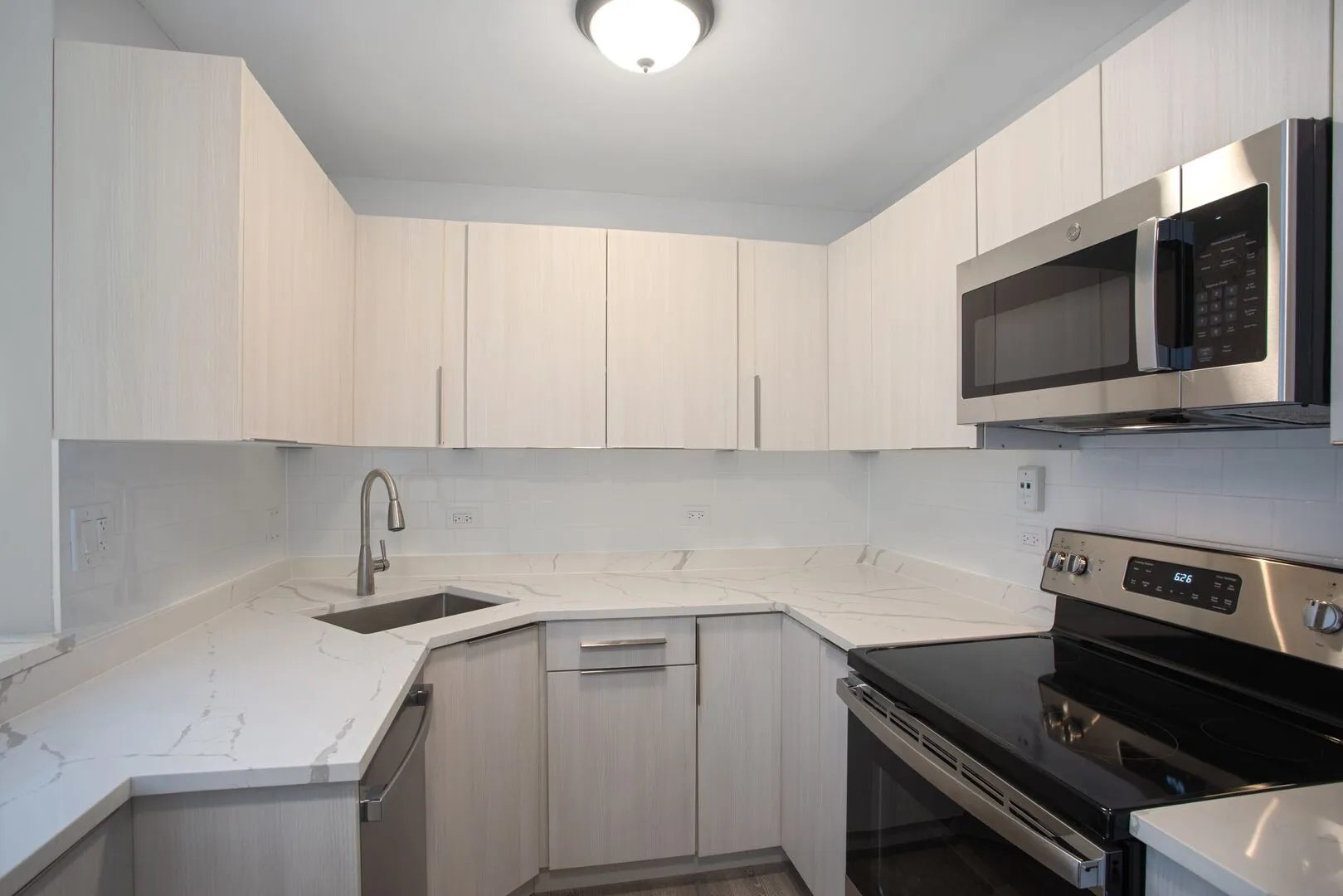 6826 N Ridge Blvd, ,  60645, USA 60645-unit#406-Chicago-IL