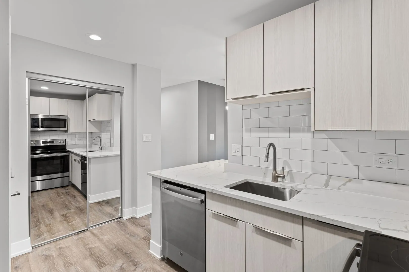 1303 W Estes Ave, ,  60626, USA 60626-unit#2W-Chicago-IL