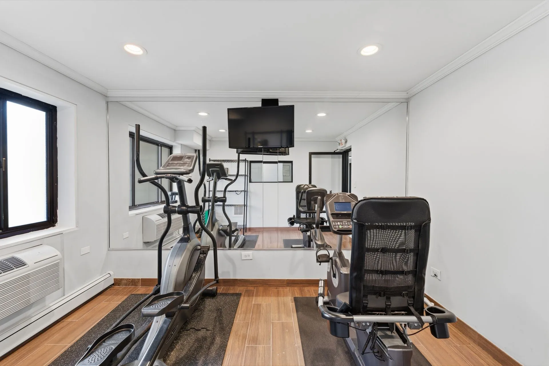 6826 N Ridge Blvd, , 60645, USA 60645-unit#203-Chicago-IL