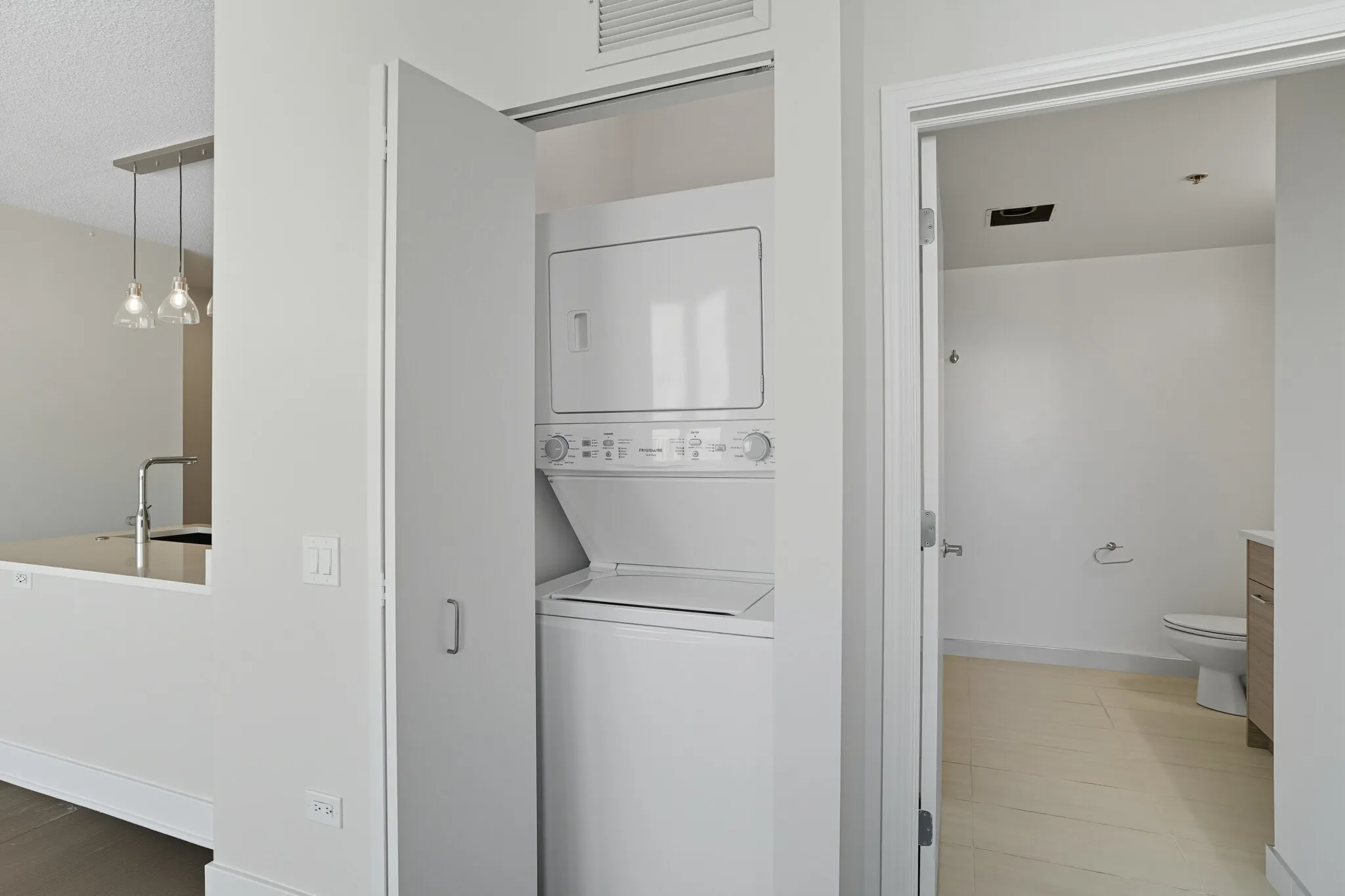 Left Bank, 300 N Canal St, ,  60606, USA 60606-unit#CONVERTIBLE-Chicago-IL