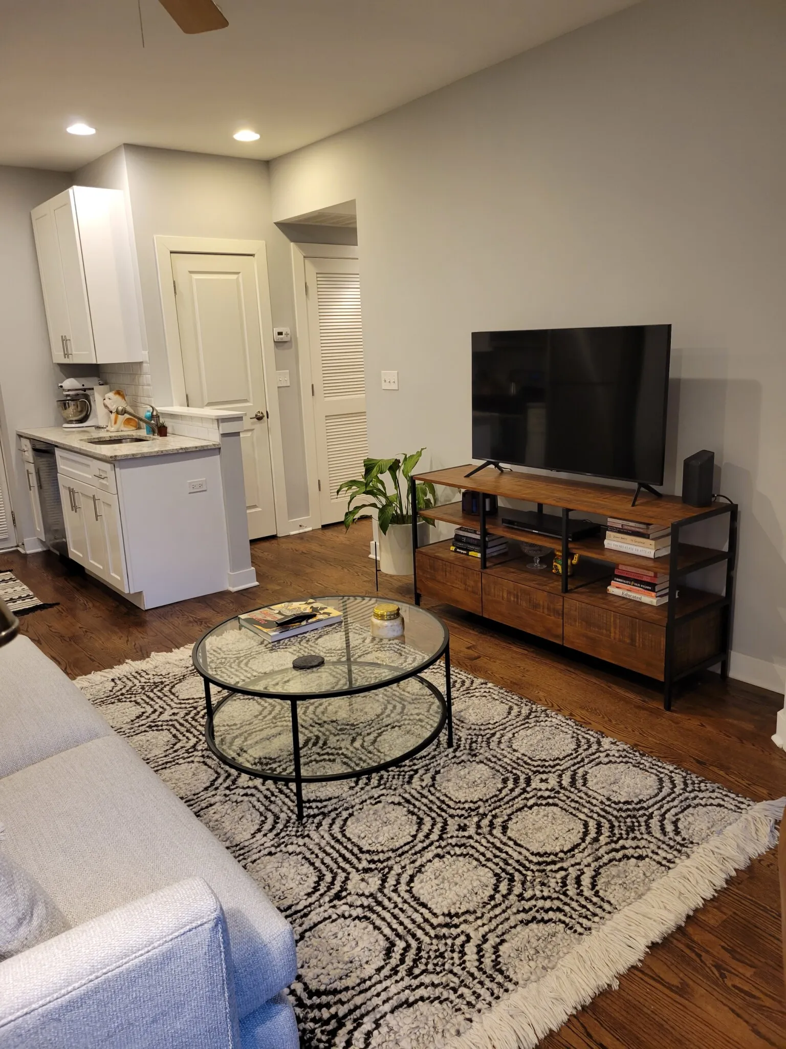 852 W Newport Ave, , 60657, USA 60657-unit#1F-Chicago-IL