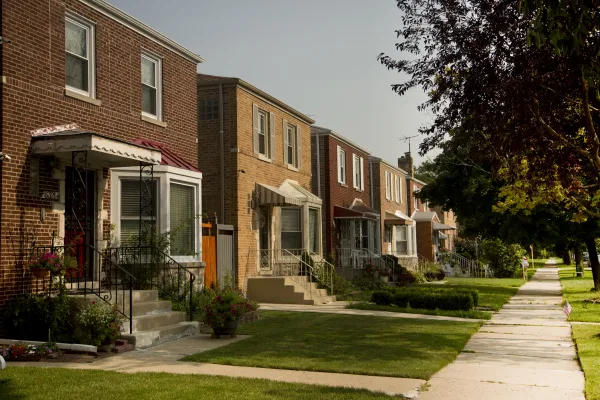 midcentury-two-flat-apartments-front-lawns-Peterson-Park_gallery(2)