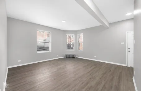 4714_s_michigan_ave_living_room_2