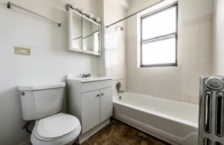 5854_s_michigan_ave_apartments_chicago_bathroom_one_01