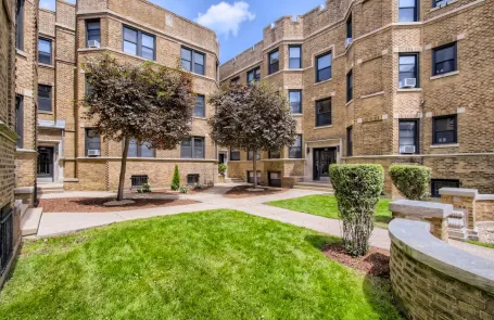 632_w_stratford_courtyard