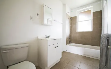 5758_s_wabash_ave_apartments_chicago_bathroom_03