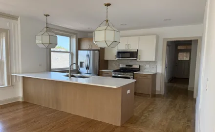 01_-_kitchen_and_peninsula