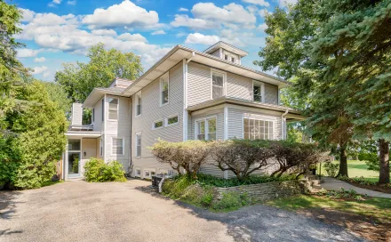 1-front_driveway_view