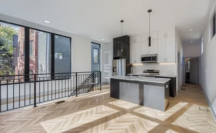 5201_n_lakewood_ave_coach_house_-_web_quality_-_003_-_05_living_room