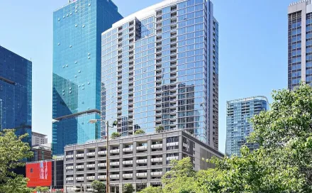 240_e_illinois_building_picture
