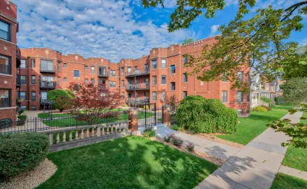 3907_1758174991_17581332544-17580756995-Courtyard_4014-N-Central-Park_4014-N-Central-Park-Ave-Chicago-IL_RPI_II-255749_02.jpg