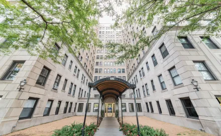 storage-googleapis-images-1660328104-2020_9_30_3520_N_Lakeshore_Unit_8K_MLS_ONLY_2.jpgthumbnail
