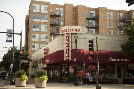 Bennisons Bakery entrance on Davis St in Evanston, IL