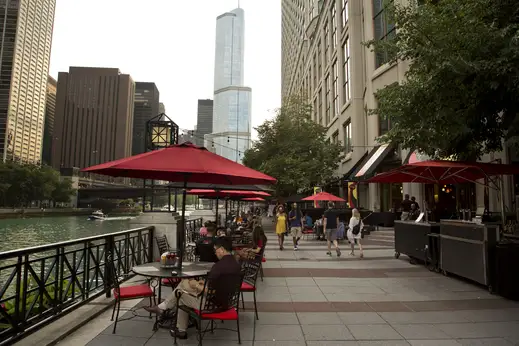 Chicago Burgar Bar and outdoor patio seating on Chicago River in Streeterville Chicago