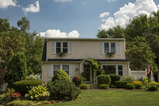 Family_home_green_lawn_flowers_flag_windows-Oak-Brook-Terrace_gallery(6)