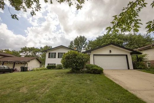 Garage-driveway-home-bikes-Hoffman-Estates_gallery(13)