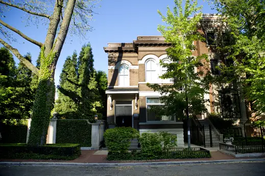 Italianate style apartment building exterior in Lincoln Park Chicago