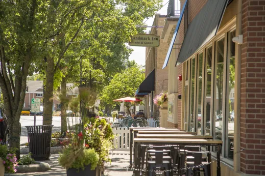 Landmark-inn-tables-outside-shrubs-Northbrook_gallery(10)