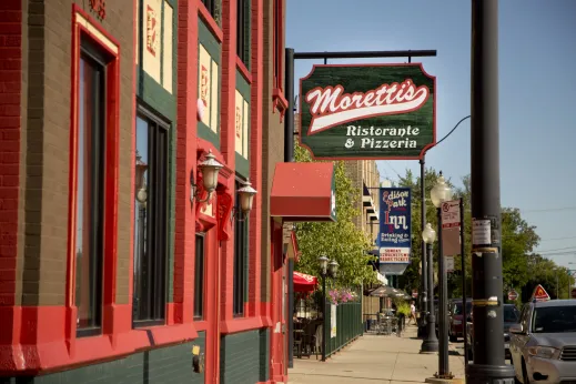 Morettis Ristorante Pizzeria front sign on N Olmsted Ave in Edison Park