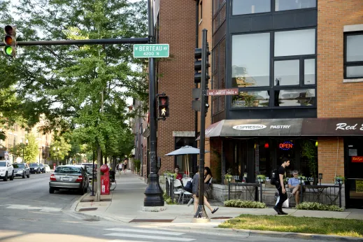 North Damen Avenue and West Berteau Avenue corner traffic light in North Center