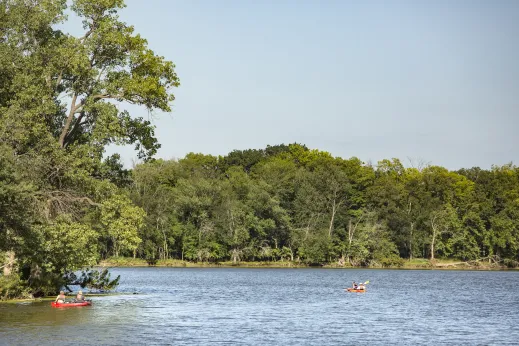 People-kayaks-rowing-on-lake-Northbrook_gallery(6)