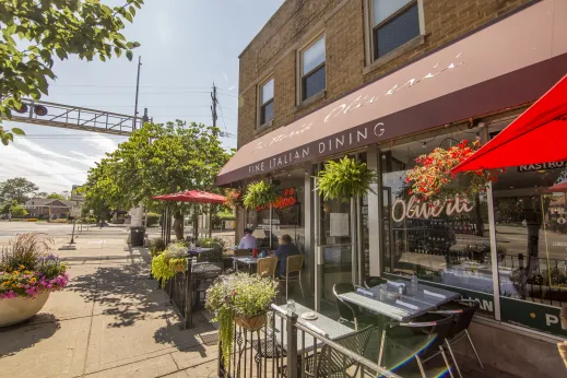 Railroad-crossing-restaurant-people-eating-Northbrook_gallery(11)