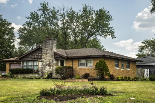 Single_family_home_lawn-flowers-Oak-Brook-Terrace_gallery(4)