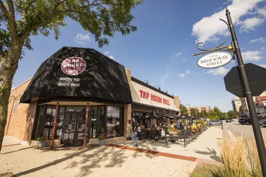 Tap House Grill storefront with peopple eating in front in Palatine, Illinois