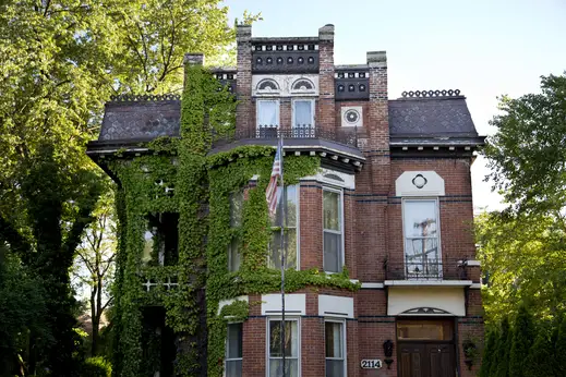 Victorian style mansion exterior in Lincoln Park Chicago