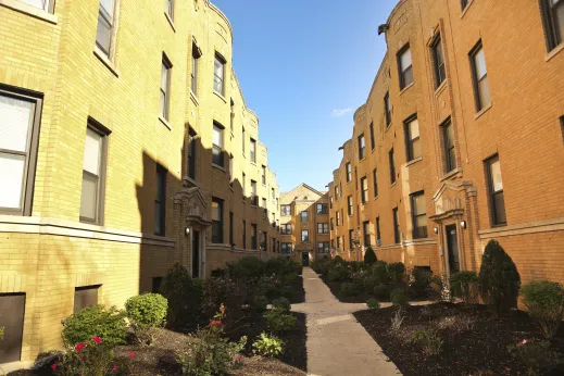 Yellow-courtyards-apartments-fresh-flowers-Kenwood_gallery(4)