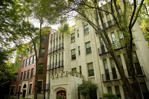 Art deco style apartment building exterior in Sheridan Park Chicago