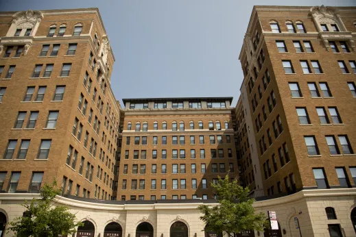 Courtyard apartment building on Sheridan Road in Margate Park Chicago