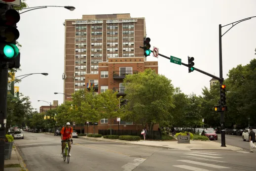 Cyclist traffic light in front of apartment buildings in Buena Park Chicago