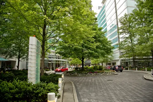 Paved driveway turnaround at The Streeter apartments in Streeterville Chicago