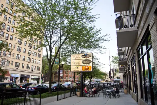 Restaurant diners at outdoor patio seating on N Sheridan Rd in Rogers Park